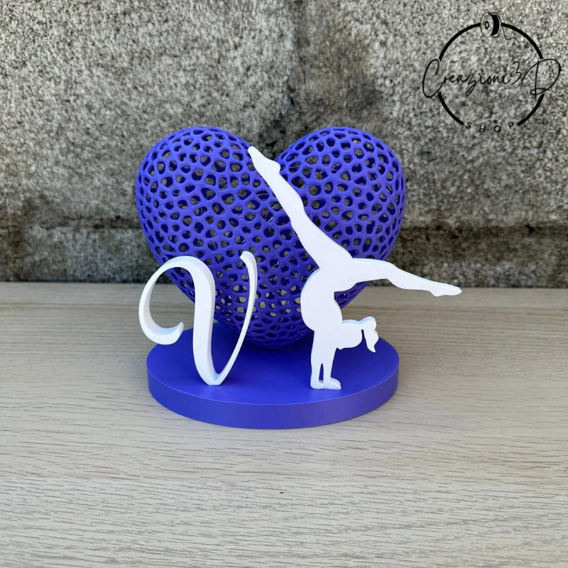 cuore viola con lettera iniziale del tuo nome e sagoma di ginnasta, fatto con stampante 3d, materiale ecosostenibile